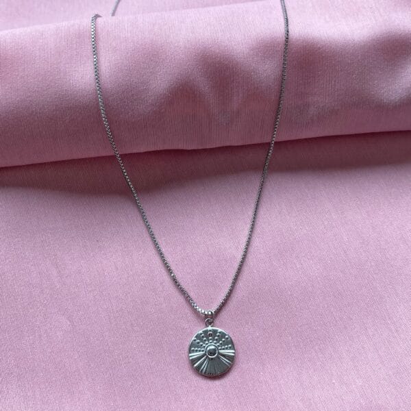 ''Behind The Sun'' ketting