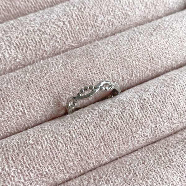''Flowy'' ring