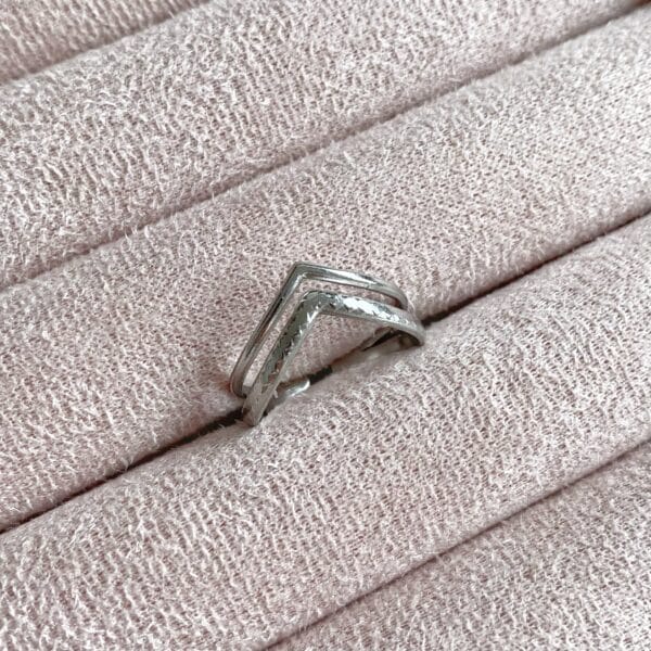 ''Double Pointed'' ring