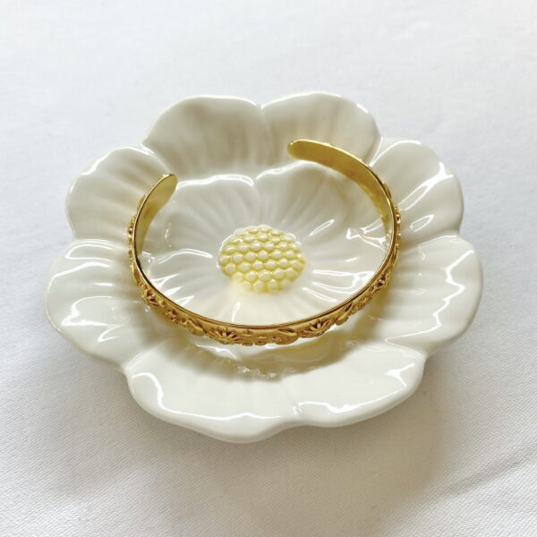 ''White/Yellow Flower'' sieradenplateau